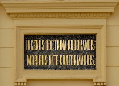 Ingeniis doctrina roborandis moribusrite conformandis