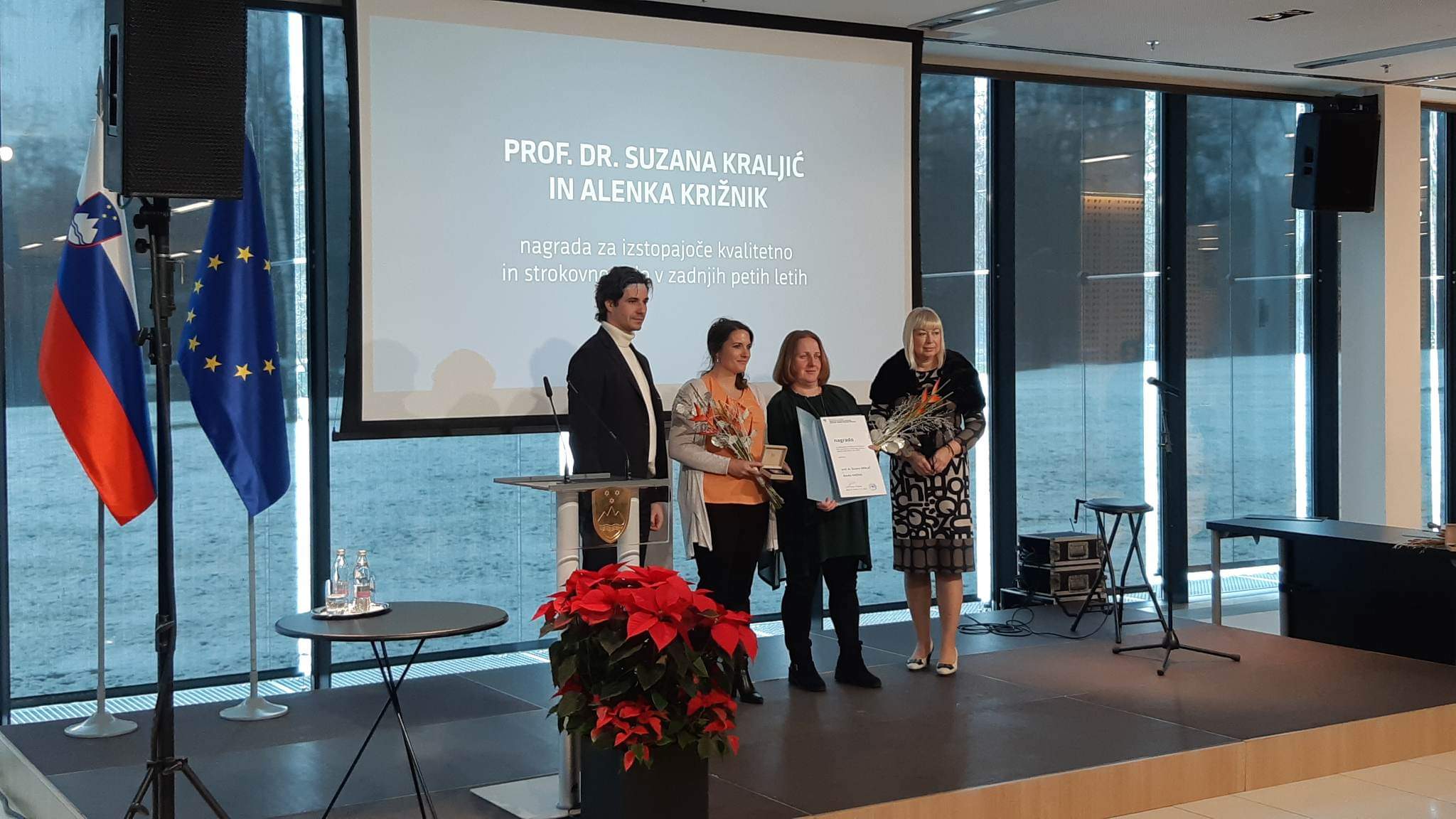 Nagrada za izstopajoče kvalitetno in strokovno delo na področju socialnega varstva v zadnjih petih letih v roke prof. dr. Suzani KRALJIĆ