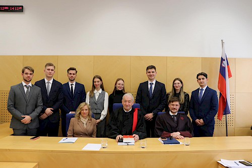 Po mnenju finalnega senata (odvetnica dr. Urška Kežmah, Anton Panjan (Višje sodišče v Ljubljani) in Matija Urankar (o.p. Senica)) zmagala ekipa v sestavi Lisa Elizabeth Strouken, Alen Mohar, Blaž Bukovec in Tjaša Pleteršek (Pravna fakulteta Univerze v Mariboru) - na fotografiji desno proti ekipi v sestavi Danaja Šparakl, Žan Vidovič, Samo Baltić in Lan Šket (Pravna fakulteta Univerze v Mariboru).