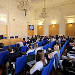 Prof. dr. Janja Hojnik v predavalnici s študenti prava na video povezavi s prof. dr. Vladimirjem Prebiličem v predavalnici Auditorium Maximum