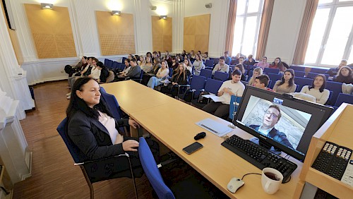 Prof. dr. Janja Hojnik v predavalnici s študenti prava na video povezavi s prof. dr. Vladimirjem Prebiličem