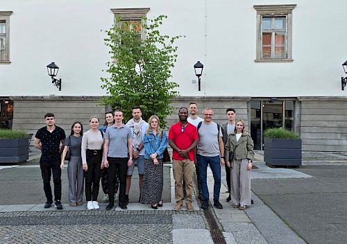 Doc. dr. Cocou Marius Mensah s profesorjem Aleksandrom Wróbelom s Pravne fakultete Jagelonske Univerze v Krakovu ter skupino študentov Doc. dr. Cocou Marius Mensah s profesorjem Aleksandrom Wróbelom s Pravne fakultete Jagelonske Univerze v Krakovu ter skupino študentov