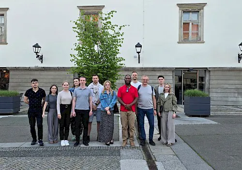 Doc. dr. Cocou Marius Mensah s profesorjem Aleksandrom Wróbelom s Pravne fakultete Jagelonske Univerze v Krakovu ter skupino študentov Doc. dr. Cocou Marius Mensah s profesorjem Aleksandrom Wróbelom s Pravne fakultete Jagelonske Univerze v Krakovu ter skupino študentov