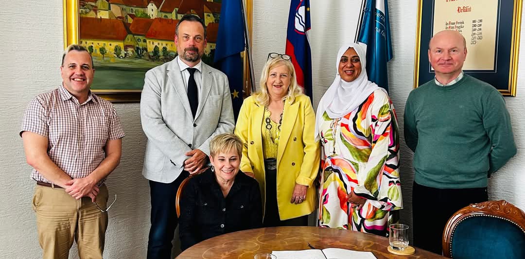 Na fotografiji prof. dr. Marek Zielinski s PF University of Katowice (Pojska), prof. dr. Razaana Denson, prof. dr. Elmarie Knoetze, prof. dr. Marc Welgemoed s PF Nelson Mandela University iz Port Elizabeth (Južna Afrika) ter prof. dr. Tomaž Keresteš in prof. dr. Vesna Rijavec Na fotografiji prof. dr. Marek Zielinski s PF University of Katowice (Pojska), prof. dr. Razaana Denson, prof. dr. Elmarie Knoetze, prof. dr. Marc Welgemoed s PF Nelson Mandela University iz Port Elizabeth (Južna Afrika) ter prof. dr. Tomaž Keresteš in prof. dr. Vesna Rijavec