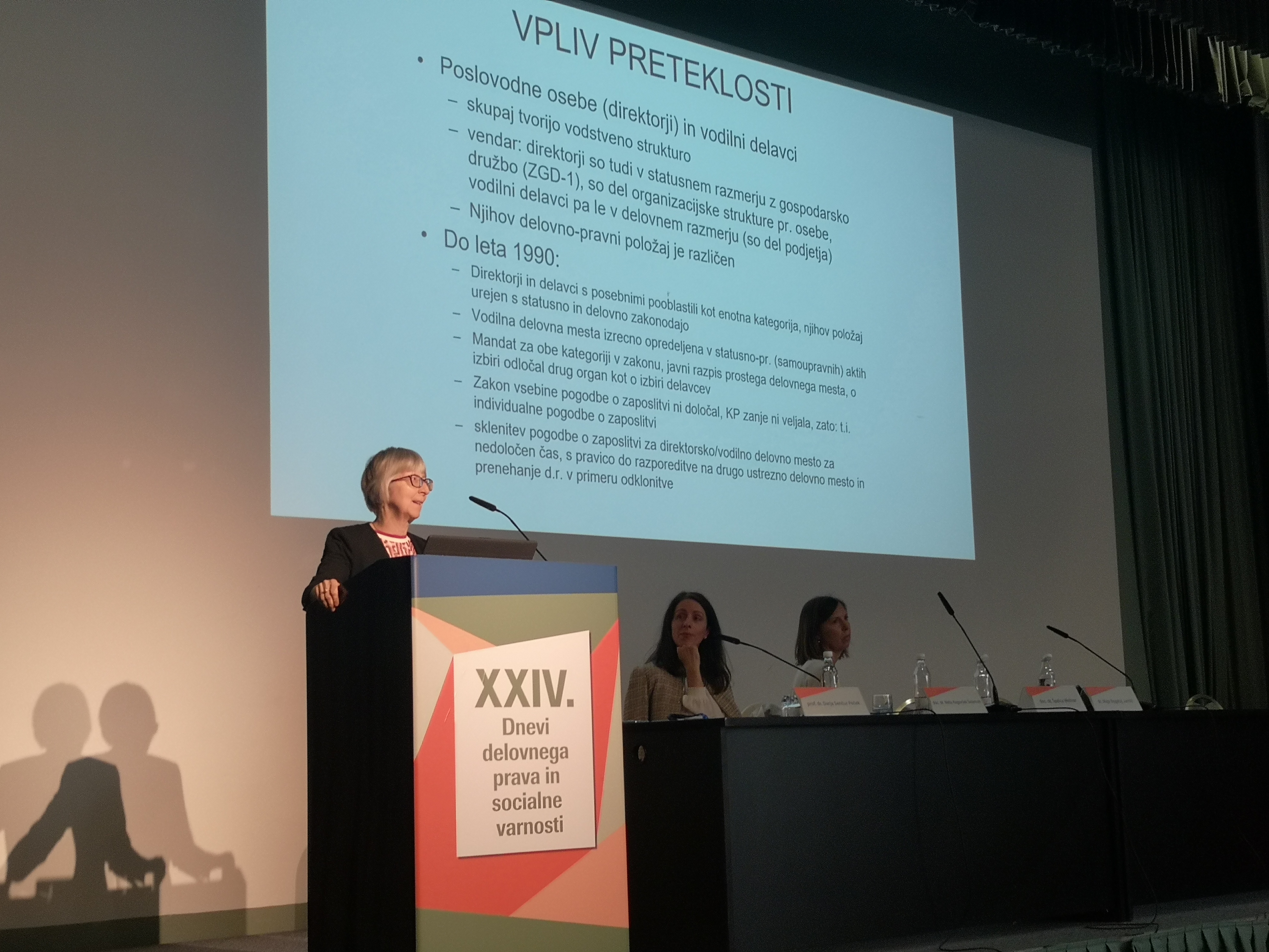 Prof. dr. Darja Senčur Peček za govorniškim pultom na tradicionalnih XXIV. Dnevih delovnega prava in socialne varnosti. Prof. dr. Darja Senčur Peček za govorniškim pultom na tradicionalnih XXIV. Dnevih delovnega prava in socialne varnosti.