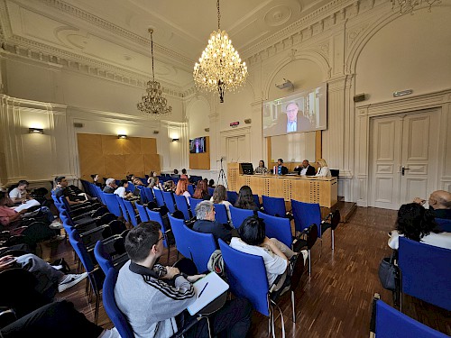 Udeleženci in panelisti okrogle mize med predavanjem prof. dr. Gregory Foxa (pomanjšana za objavo na prvi strani) Udeleženci in panelisti okrogle mize med predavanjem prof. dr. Gregory Foxa (pomanjšana za objavo na prvi strani)