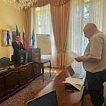 Prof. dr. Matjaž Tratnik bere odločitev komisije Juretu Jakšiču, novemu doktorju pravnih znanosti