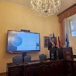 Jure Jakšič zagovarja svojo doktorsko disertacijo v Senatni sobi PF UM