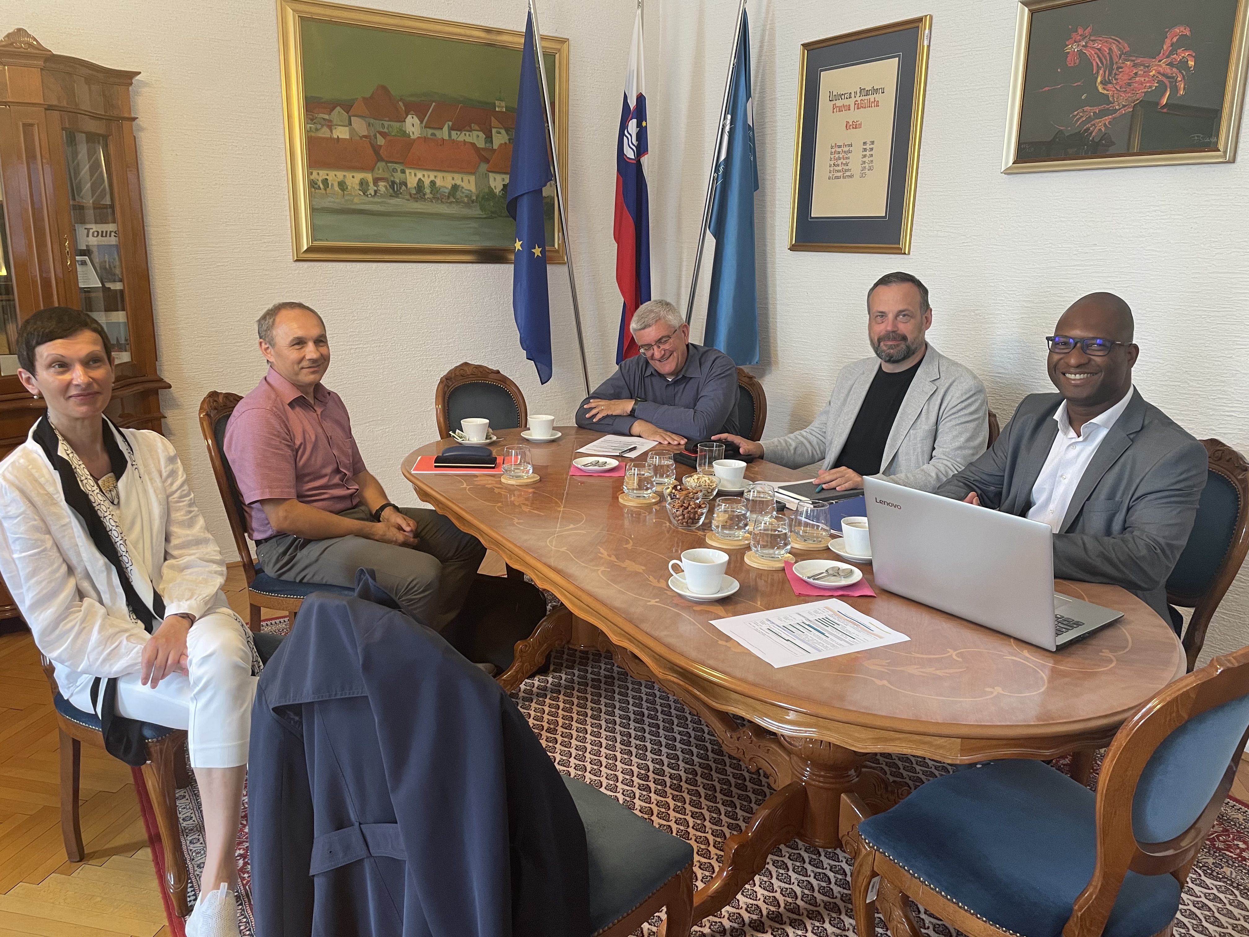Na fotografiji doc. dr. Pavel Vuk, doc. dr. Jasna Fedran, prof. dr. Tomaž Keresteš, izr. prof. dr. Borut Holcman in doc. dr. Cocou Marius Mensah Na fotografiji doc. dr. Pavel Vuk, doc. dr. Jasna Fedran, prof. dr. Tomaž Keresteš, izr. prof. dr. Borut Holcman in doc. dr. Cocou Marius Mensah