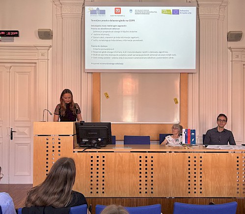Študentka Kaja Lenart predstavlja temeljne pravice delavcev po GDPR (pomanjšana fotografija za prvo stran)