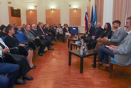 Rajko Knez, Šime Ivanjko, Janja Hojnik, Miha Šošić in Anej M Irgolič (z leve) v debati ob 60. obletnici pravniškega društva. Foto: Tadej Regent