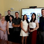 Na fotografiji sodelujoči študenti z mentorjema in strokovno sodelavko na raziskovalnem projektu z naslovom Pravna problematika (so)bivanja v večstanovanjskih hišah in naseljih. Z leve proti desni v prvi vrsti: Jasmina Klojčnik , Veronika Mikl, Vlado Pulko, Nataša Samec Berghaus, Onja Koler in Matias Kocijančič. V drugi vrsti iz leve proti desni: Matej Velichkovski in  Nikola Mitrović.