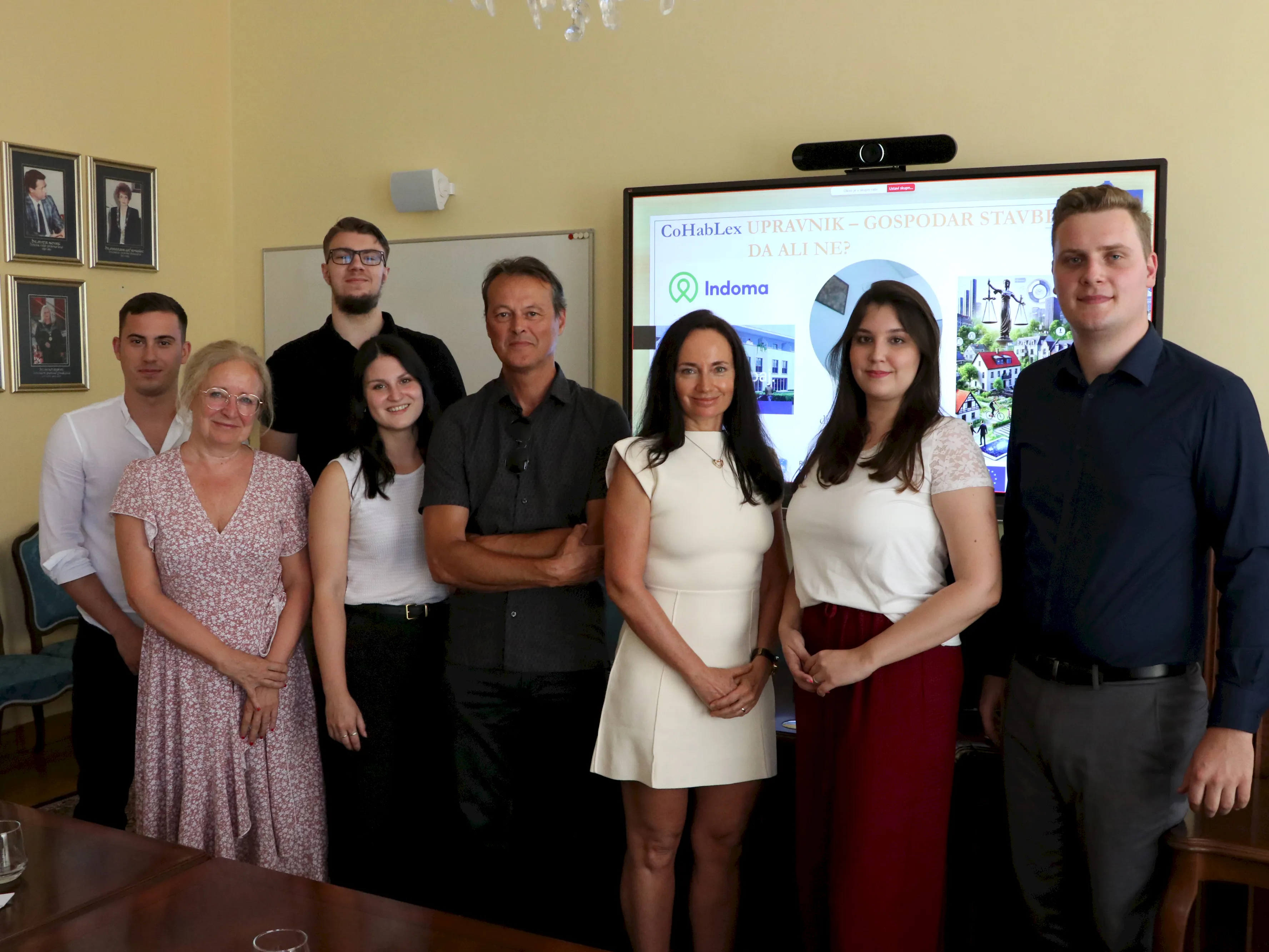 Na fotografiji sodelujoči študenti z mentorjema in strokovno sodelavko na raziskovalnem projektu z naslovom Pravna problematika (so)bivanja v večstanovanjskih hišah in naseljih. Z leve proti desni v prvi vrsti: Jasmina Klojčnik , Veronika Mikl, Vlado Pulko, Nataša Samec Berghaus, Onja Koler in Matias Kocijančič. V drugi vrsti iz leve proti desni: Matej Velichkovski in  Nikola Mitrović.