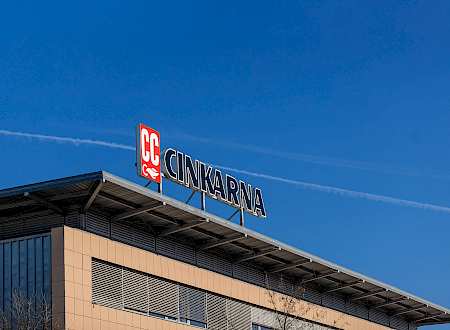 Napis Cinkarna na zgradbi podjetja