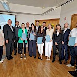 Skupinska fotografija nagrajencev in mentorjev ter zaposlenih