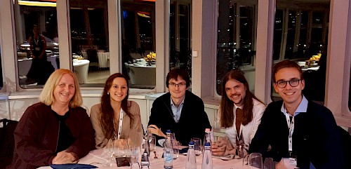 Za mizo prof. dr. Suzana Kraljić, Ema Turnšek, doc. dr. Rok Dacar, asist. Jan Stajnko, doc. dr. Aljoša Polajžar Za mizo prof. dr. Suzana Kraljić, Ema Turnšek, doc. dr. Rok Dacar, asist. Jan Stajnko, doc. dr. Aljoša Polajžar