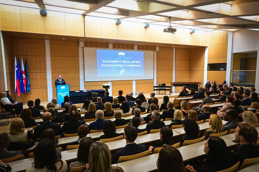 Za govorniškim pultom prof. dr. Tomaž Keresteš, dekan PF UM v dvorani Vladimirja Bračiča na UM Za govorniškim pultom prof. dr. Tomaž Keresteš, dekan PF UM v dvorani Vladimirja Bračiča na UM