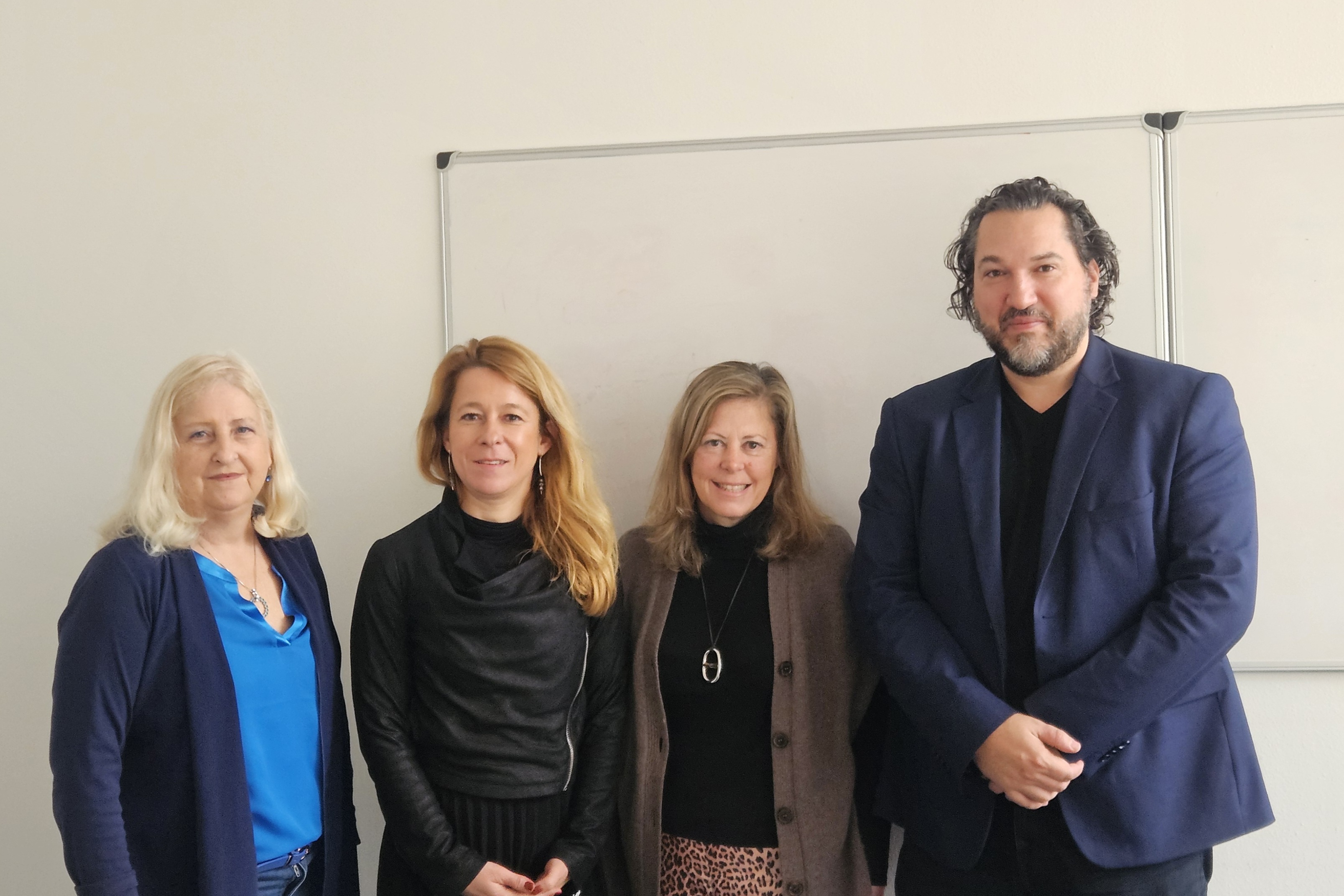 Alexandre HARDY, notar in predsednik zveze mladih notarjev v Franciji s sodelavko ter prof. dr. Vesna Rijavec in prof. dr. Tjaša Ivanc s Pravne fakultete Univerze v Mariboru Alexandre HARDY, notar in predsednik zveze mladih notarjev v Franciji s sodelavko ter prof. dr. Vesna Rijavec in prof. dr. Tjaša Ivanc s Pravne fakultete Univerze v Mariboru