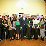 Skupinska fotografija vsem prejemnikom zahval z dekanom in dvema prodekanicama