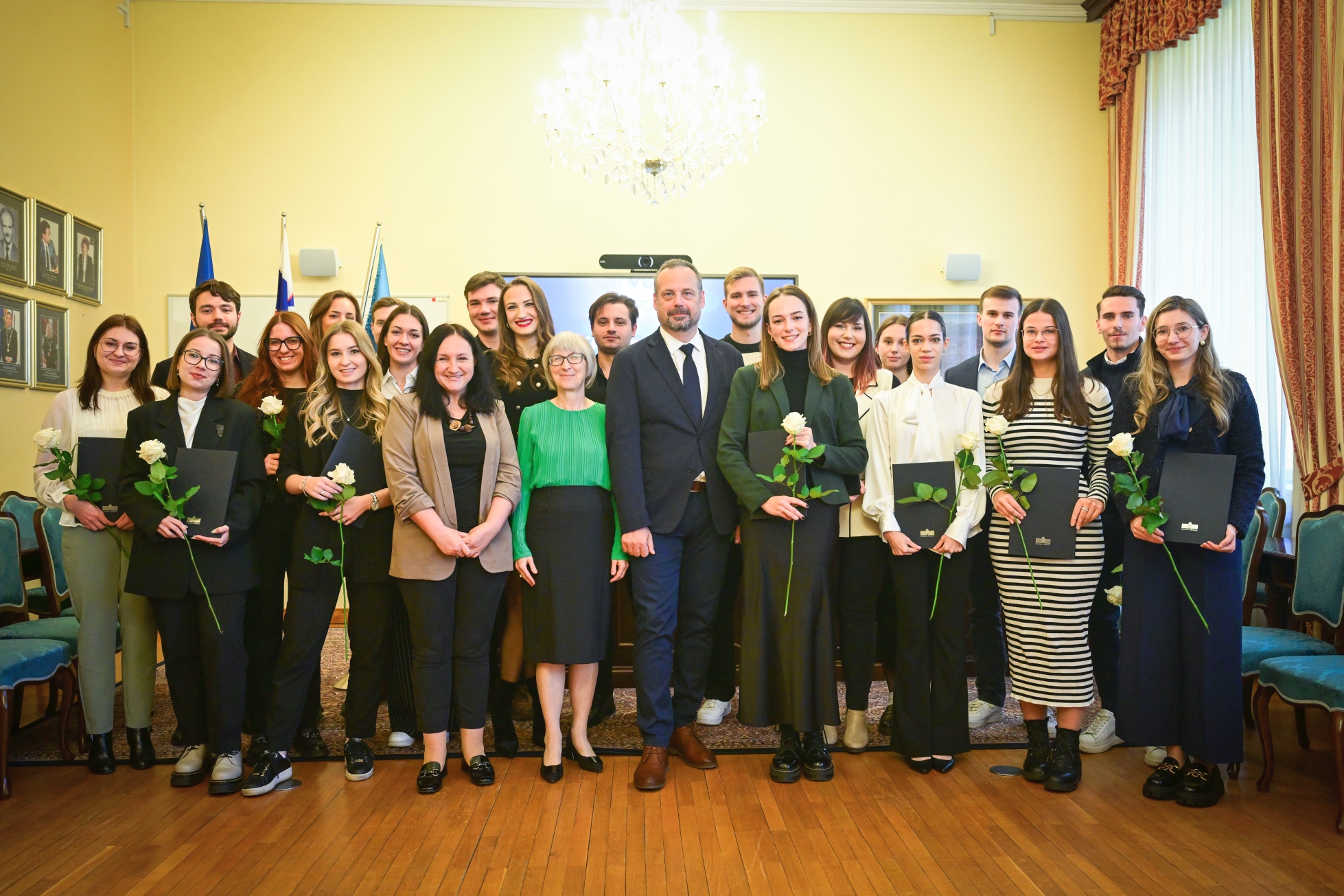 Skupinska fotografija vsem prejemnikom zahval z dekanom in dvema prodekanicama Skupinska fotografija vsem prejemnikom zahval z dekanom in dvema prodekanicama