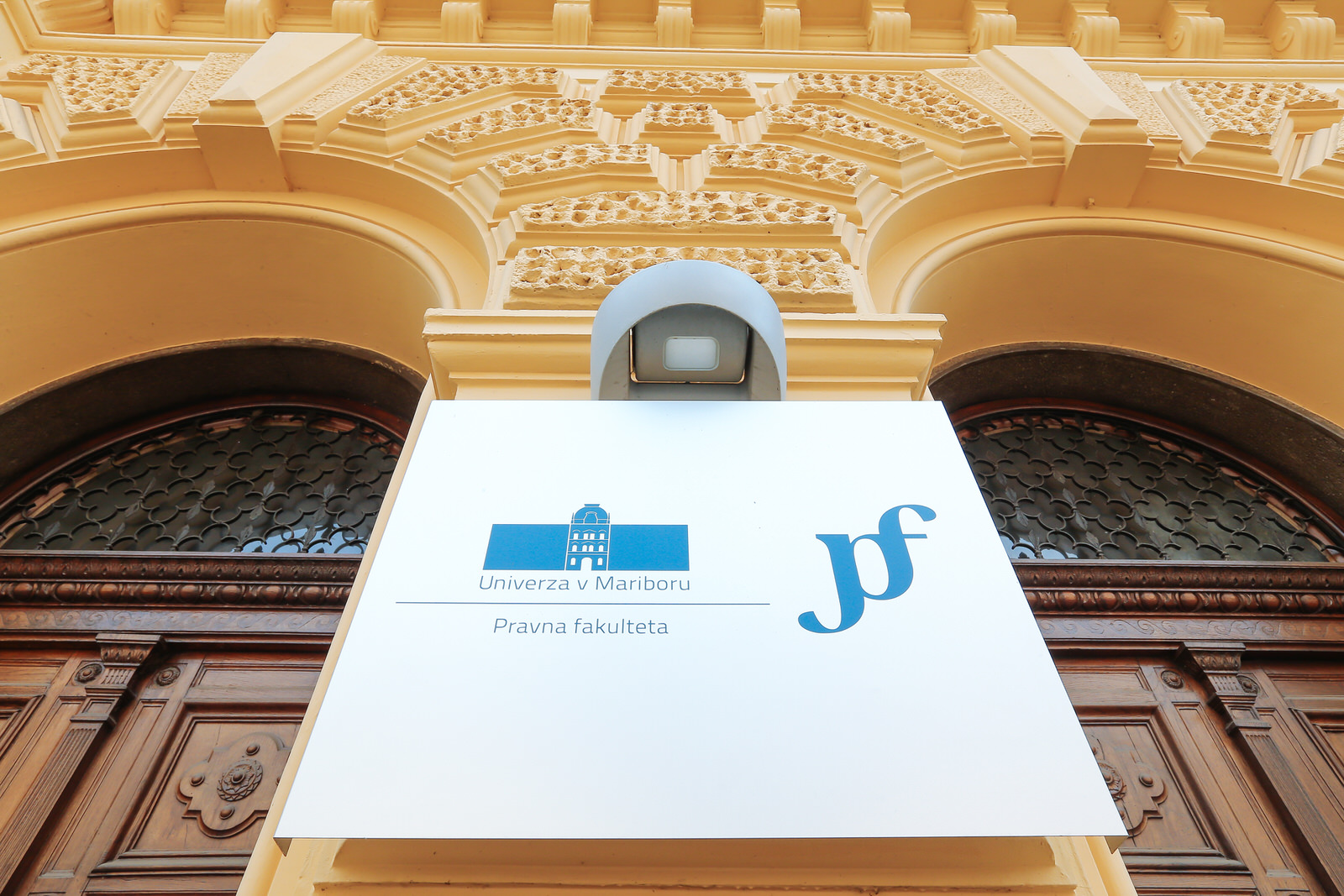 Logotipa fakultete pred vhodom v zgradbo