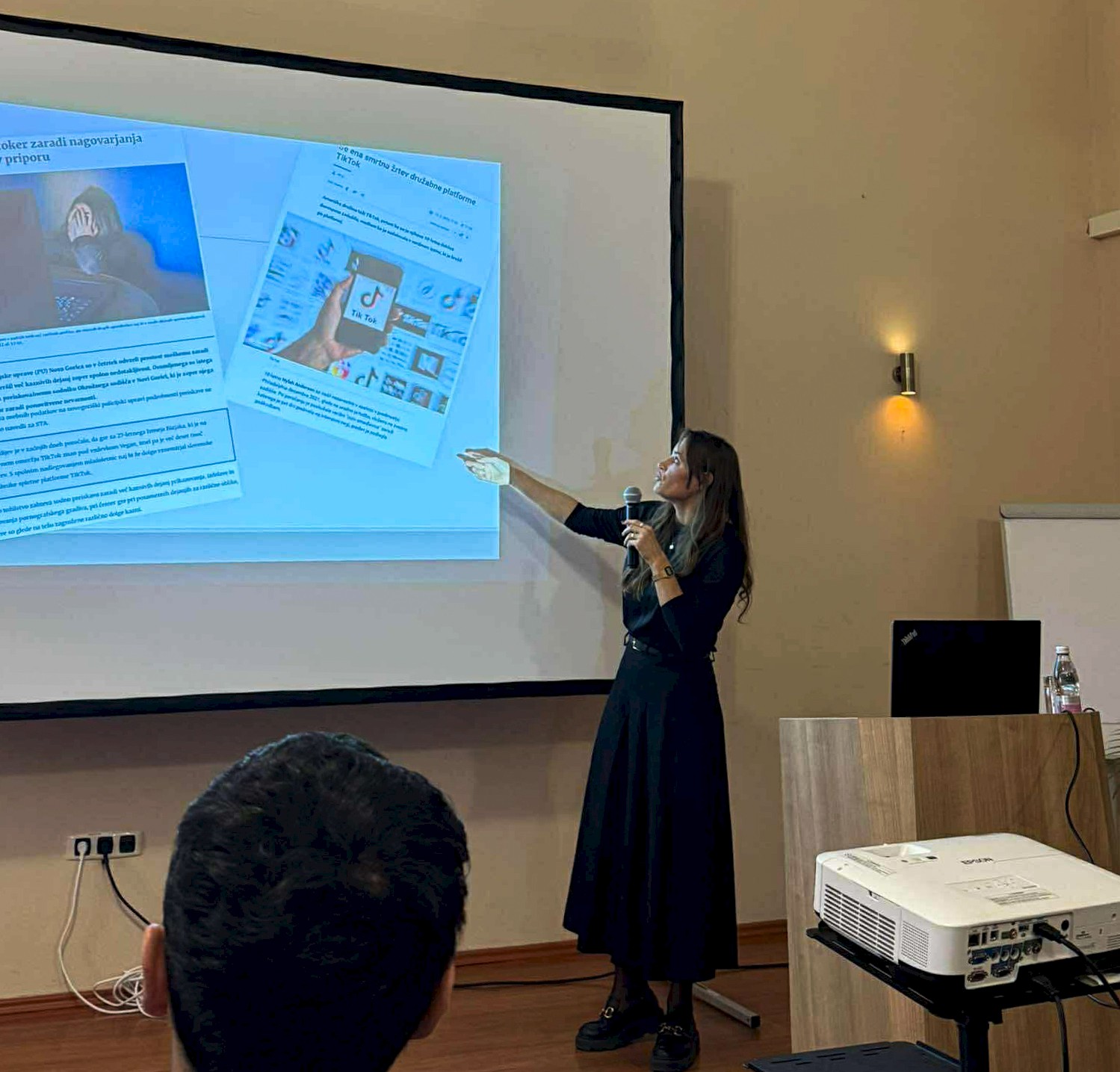 Asist. Lina Burkelc Juras med predavanjem