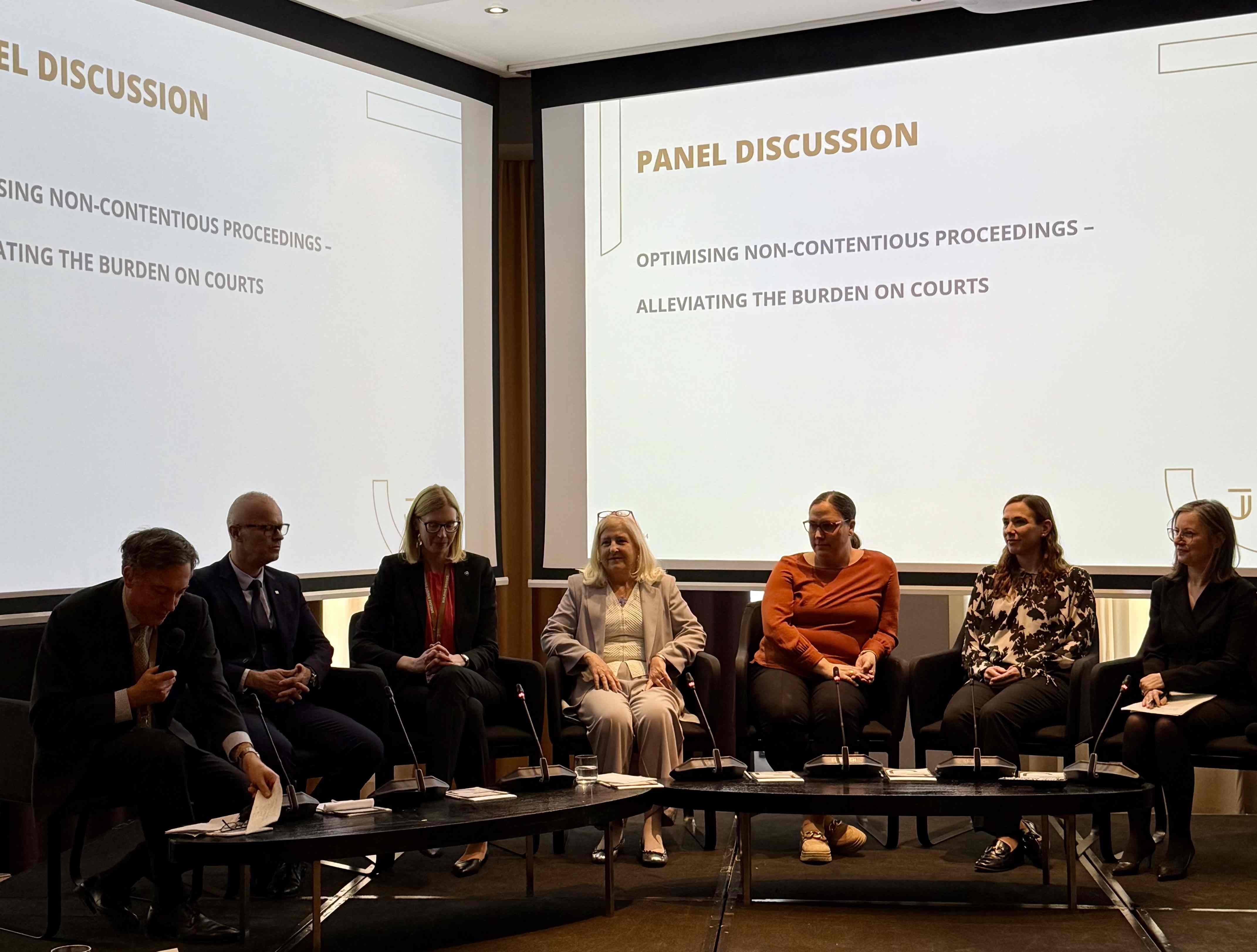 Prof. dr. Vesna Rijavec, na fotografiji v sredini, na konferenci v okviru projekta Justice Without Litigation II Prof. dr. Vesna Rijavec, na fotografiji v sredini, na konferenci v okviru projekta Justice Without Litigation II