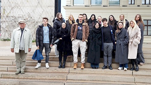 Izr. prof. dr. Borut Holcman skupaj s študenti 2. letnika Izr. prof. dr. Borut Holcman skupaj s študenti 2. letnika