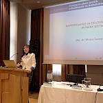 Za govorniški pultom doc. dr. Mojca Tancer Verboten