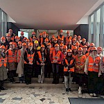 Skupinska fotografija študentov na obisku v družbi Talum