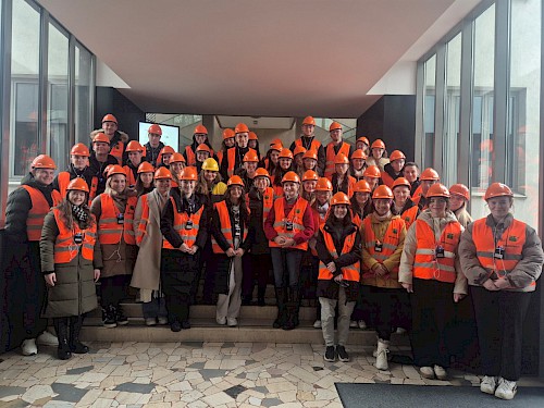 Skupinska fotografija študentov na obisku v družbi Talum Skupinska fotografija študentov na obisku v družbi Talum