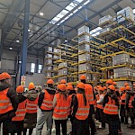 Študenti ob ogledu določenega segmenta proizvodnje