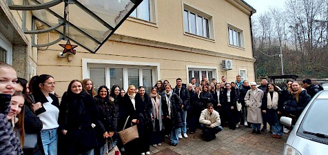 Skupinska fotografija pred Kriznim centrom Maribor Skupinska fotografija pred Kriznim centrom Maribor