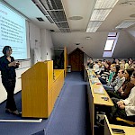 Prof. dr. Veronike Fikfak iz University College London (UCL) za govorniškim pultom predava študentom prava