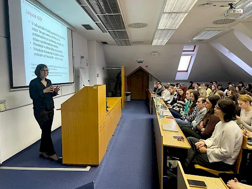 Prof. dr. Veronike Fikfak iz University College London (UCL) za govorniškim pultom predava študentom prava