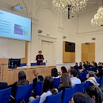 H. E. Beti Hohler (Mednarodno kazensko sodišče) predava pred polno predavalnico študentov 3. letnika Univerzitetnega študijskega programa 1. stopnje Pravo