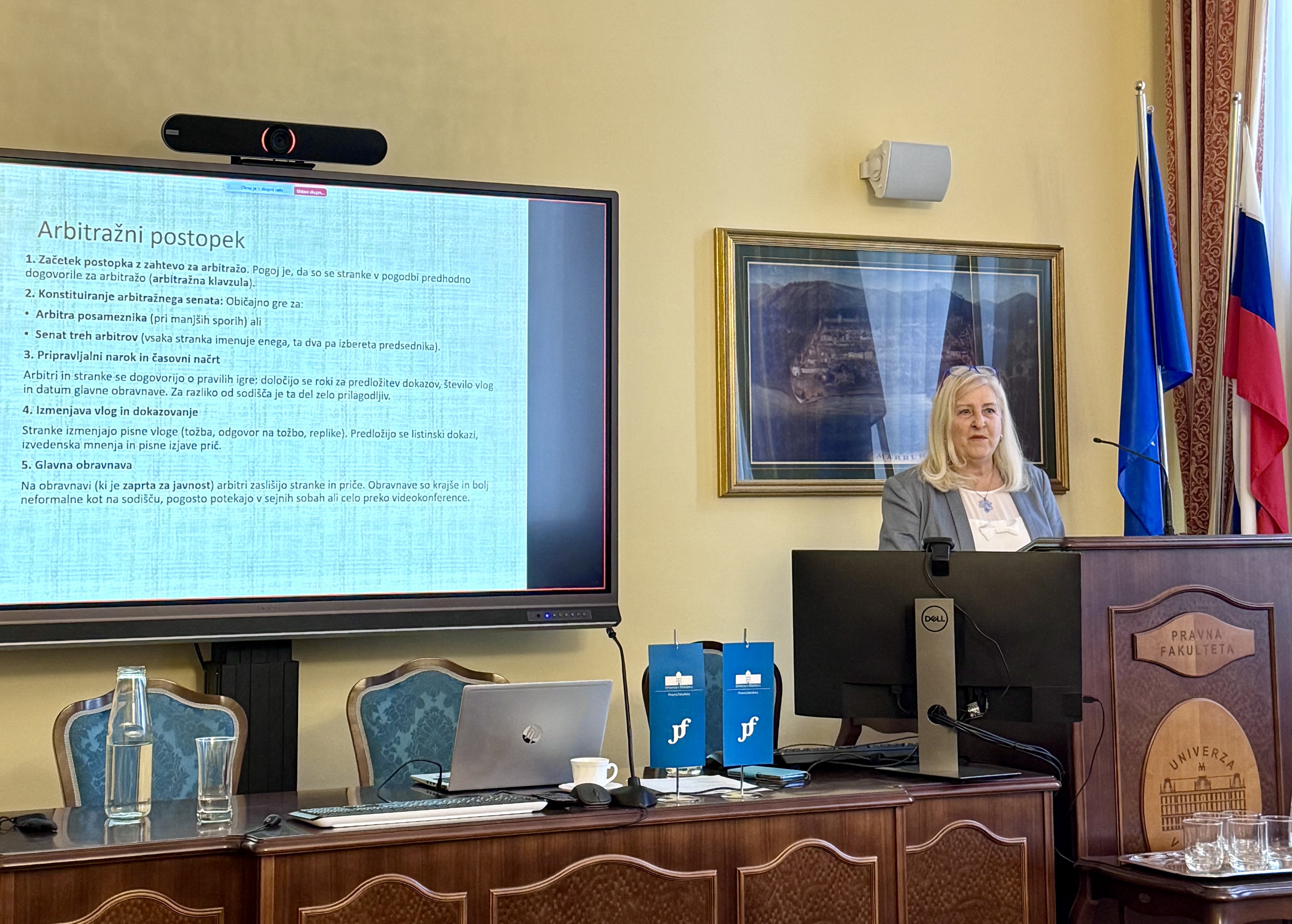 Prof. dr. Vesna Rijavec za govorniškim pultom med svojim predavanjem