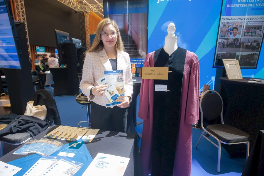 Prodekanica študentka Lisa Elizabeth Strouken ob togi ustavne sodnice