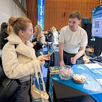 Blaž Bukovec razveselil obiskovalko s osvežilcem za avto