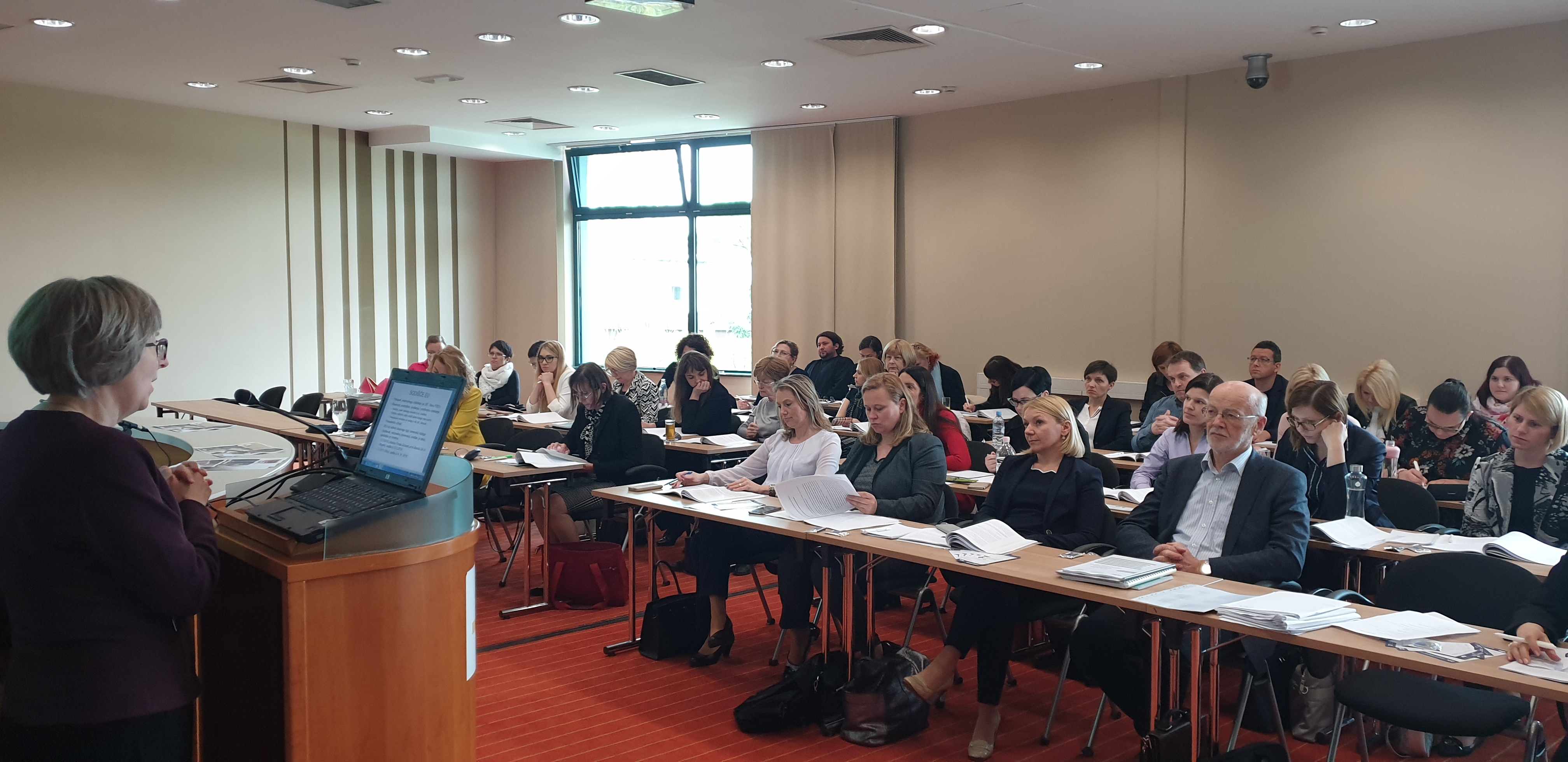 Fotografija strokovne delavnice iz leta 2029; za govorniškim pultom red. prof. dr. Darja Senčur Peček