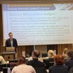 Doc. dr. Aljoša Polajžar za govorniškim pultom na Mali šoli delovnega prava