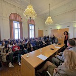 Tajnik fakultete Maja Ekart nagovarja predavalnico polno dijakinj in dijakov ter predstavlja goste Informativnih dnevov 2026