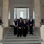 Tekmovalci skupaj z mentorjema