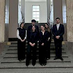 Obrezana fotografija: Tekmovalci skupaj z mentorjema