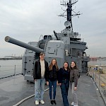 Tekmovalci Ana Veronika Borko, Anja Kmetec, Ana Nemec in Daniel Golob na muzejski ladji