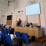 Prof. dr. Saša Prelič pred govorniškim pultom
