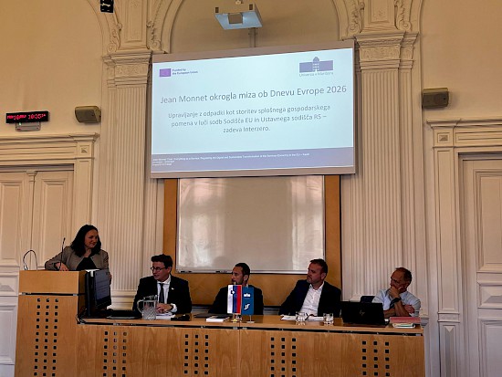 Za govorniškim katedrom prof. dr. Janja Hojnik z gosti (od leve proti desni): dr. Damjan Kukovec, sodnik Splošnega sodišča EU, dr. Aleš Ferčič, dr. Rajko Knez, sodnik Ustavnega sodišča RS in profesor PF UM, dr. Primož Gabrič, direktor Reciklarne d.o.o.