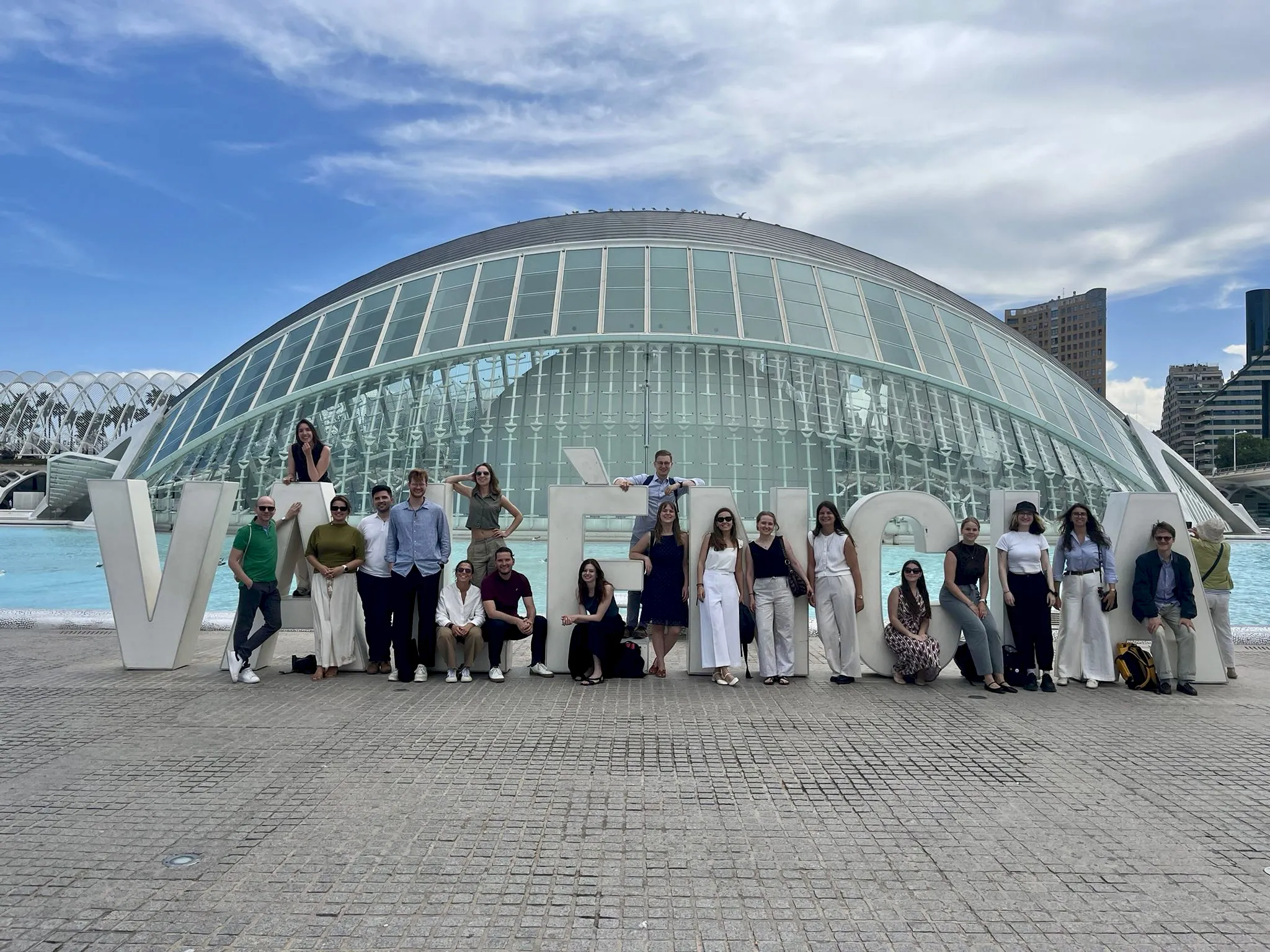 Skupinska fotografija pred napisom Valencia Skupinska fotografija pred napisom Valencia