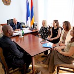 Prof. dr. Suzana KRALJIĆ, izr. prof. dr. Cocou Marius MENSAH in Jasmina KLOJČNIK na sprejemu pri rektorju prof. dr. habil. Armen Tsaturyan