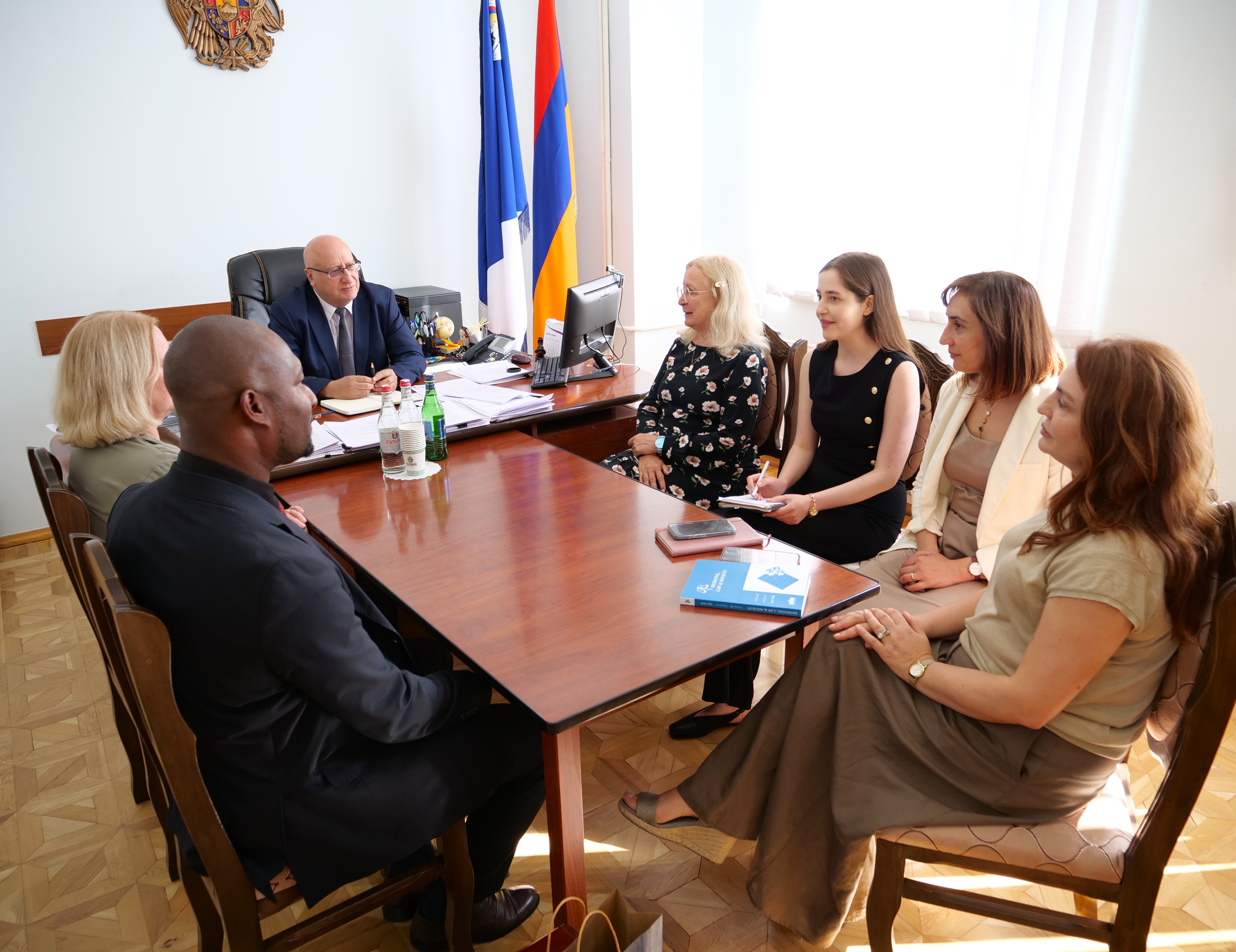 Prof. dr. Suzana KRALJIĆ, izr. prof. dr. Cocou Marius MENSAH in Jasmina KLOJČNIK na sprejemu pri rektorju prof. dr. habil. Armen Tsaturyan